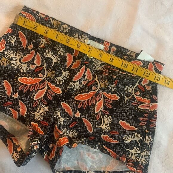 H&M Shorts Womens Black Floral Cuffed Size 4 - Picture 3 of 10